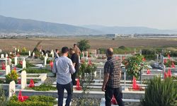 Deprem şehitliğinde buruk bayram