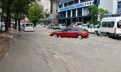 Başkent'te sağanak yağış: Arabalar sürüklendi