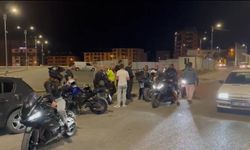 Akrobasi hareketleri yapan motosikletliler sivil trafik ekiplerine takıldı