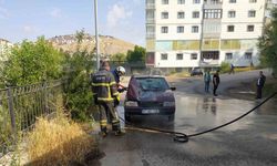 Bayburt’ta park halindeki otomobil alev aldı