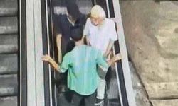Beyoğlu’nda dehşet anları kamerada: Yaşlı adamın boğazını sıkıp gasp ettiler