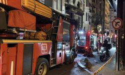 Beyoğlu’nda eğlence mekanı çatısında korkutan yangın