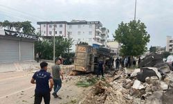 Bulvarda refüje çarpan kamyon devrildi, sürücü yaralandı