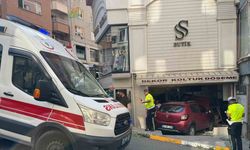 Giresun’da otomobil dükkana girdi: 1 yaralı