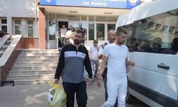 Hırsızlık suçundan 52 yıl hükümlü şahıs saklandığı tuvalette yakalandı: O anlar kamerada