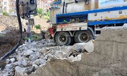 İş makinesi su borusunu patlattı: İstinat duvarı yıkıldı