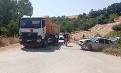 Bursa'da kamyon ile otomobil kafa kafaya çarpıştı