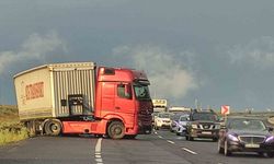 Kayan tır yolu kapattı: 4 kilometrelik kuyruk oluştu