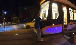 Seyir halindeki tramvaya asılarak paten kaydı, uyarıya "Zevkli oluyor" cevap verdi