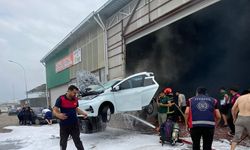 Park halindeyken yanmaya başlayan elektrikli araçtaki yangın, 2 saat boyunca söndürülemedi