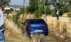 Sulama kanalına uçan otomobil, vinçle çıkarıldı
