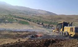 Yüksekova’da anız yangınına kepçeli müdahale