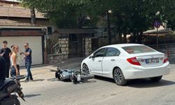 Bursa'da kaymakamlık önünde kaza: Motosiklet otomobile çarptı