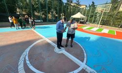 Başkan Aydın gençlerle basketbol sahası boyadı