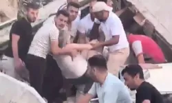 Depremde yıkılan binadan 5 kişi kurtarıldı