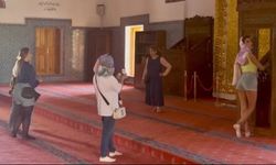 Tarihi camide şortuyla poz verdi! Uyarılar işe yaramadı