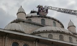 Leylek cami kubbesinde mahsur kaldı! İtfaiye kurtardı
