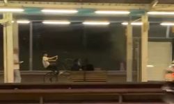 Bursa'da metro istasyonunda tek teker üzerinde bisiklet sürdü