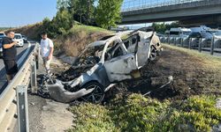 Kontrolden çıkıp refüje giren otomobil alev alev yandı