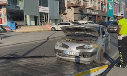Avcılar E-5 yan yolda refüje çıkan araç elektrik direğine çarptı