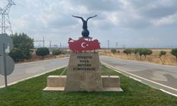 Türk Bayraklı kartal heykeline büyük ilgi
