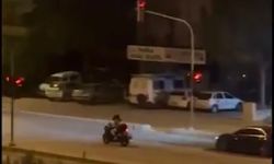 Abartılı egzozlu motosiklet trafikten men edilirken, sürücüye 11 bin lira ceza kesildi