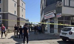 Adliyeden çıkarılan zanlılara silahlı saldırı: 2 yaralı