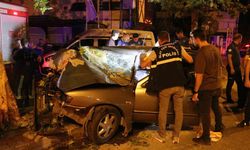 Ağaca ok gibi saplanan otomobilde 2 kişi öldü, sürücü ağır yaralandı