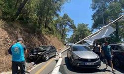 Akyaka’da freni patlayan araç aydınlatma direğine çarptı