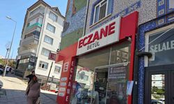 Ankara’da kontrolden çıkan otomobil eczaneye çarparak durabildi