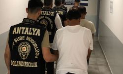 Antalya’da kendini devlet görevlisi olarak tanıtıp vurgun yapan 4 şüpheli tutuklandı