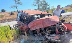 Antalya’da otomobiller kafa kafaya çarpıştı: 1’i ağır 6 yaralı