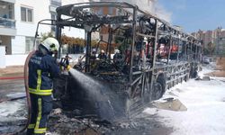 Antalya’da özel halk otobüsü park halindeyken alev alev yandı