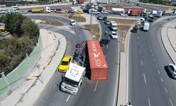 Arnavutköy’de facia ucuz atlatıldı: Kömür yüklü tırın konteyneri böyle yola devrildi