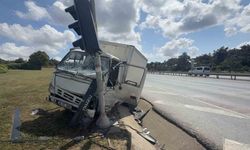 Arnavutköy’de freni patlayan kamyonet önce reklam panolarına sonra trafik ışığına çarptı: 1 yaralı