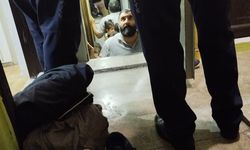 Asansörde kalan aileyi ekipler kurtardı