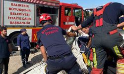 Balıkesir’de şarampole uçan araçta sıkışan 2 kişi yaralandı