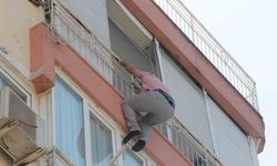 Balkonun demir korkuluklarında boşanma pazarlığı