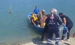 Barajdan su almaya çalışan eğitim uçuşu kalkamayarak düştü