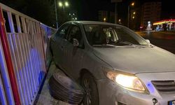 Bariyerlere çarpan otomobilin tekerleği fırladı: 2 yaralı