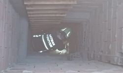 Batman Sanayi Sitesi’nde iş yerinin hava boşluğunda mahsur kalan kedi kurtarıldı