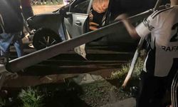 Batman’da trafik kazası, otomobil aydınlatma direğine çarptı