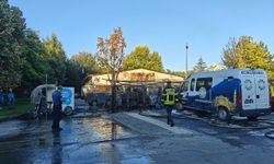 Belediyenin temizlik araçları küle döndü