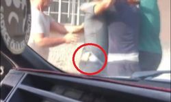 Belindeki bıçakla tekmeli yumruklu kavgaya girdi, sokak boks ringine döndü
