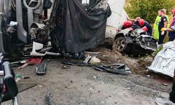 Beton mikseri otomobilin üzerine devrildi: 1 ölü, 1 yaralı