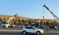 Beton mikseri otomobilin üzerine devrildi: 6 yaralı