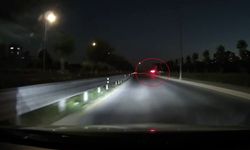 Beylikdüzü’nde aracıyla tehlikeli hareketler yapan maganda boş arsaya uçtu