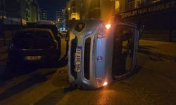 Beylikdüzü’nde otomobil ile çarpışan hafif ticari araç yan yattı