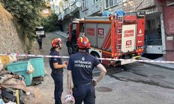 Beyoğlu’nda ağaç ve elektrik direği araçların üzerine devrildi