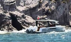 Bodrum’da arıza yapan tekne Çatal Adası’na oturdu, 3 kişi kurtarıldı